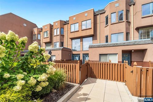 309 Hancock Ct, Edgewater, NJ, 07020-1604 | Card Image