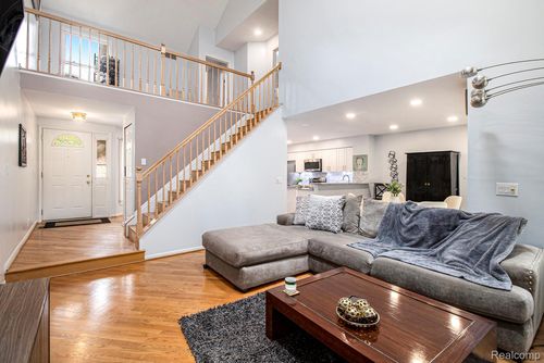 5204 Royal Vale Ln, Dearborn, MI, 48126-4300 | Card Image