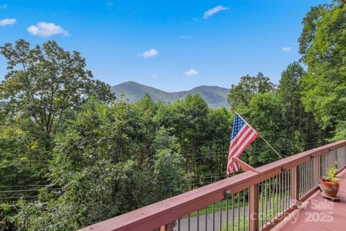 975 Country Club Dr, Maggie Valley, NC, 28751-8895 | Card Image