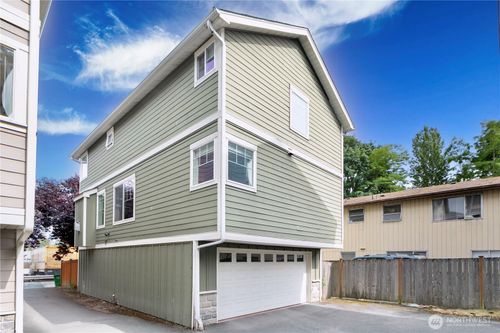 10736 Whitman Ave N, Seattle, WA, 98133-8826 | Card Image