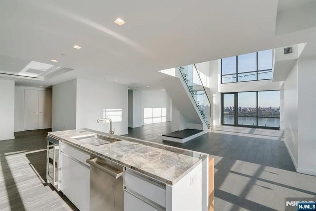 320 Adolphus Ave, Condo with 3 bedrooms, 4 bathrooms and null parking in Cliffside Park NJ | Image 5