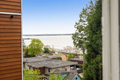 14623 W Beach Ave, House other with 3 bedrooms, 1 bathrooms and 3 parking in White Rock BC | Image 2