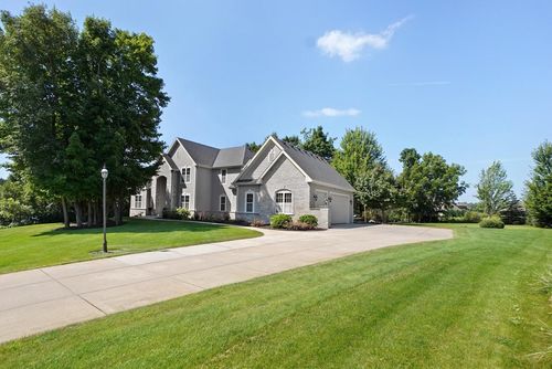 5335 S Two Ponds Court, New Berlin, WI, 53146 | Card Image