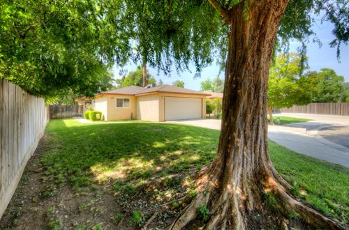 5488 E Iowa Ave, Fresno, CA, 93727-3368 | Card Image
