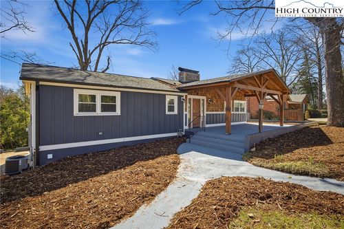 223 W Park Dr, Morganton, NC, 28655-4217 | Card Image