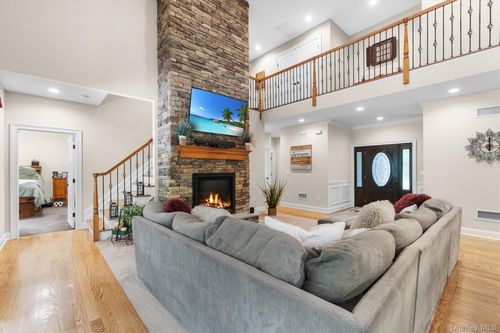 1 Hidden Hills Ct, Warwick, NY, 10990-3646 | Card Image