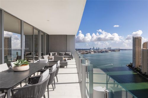2802e-300 Biscayne Boulevard Way, Miami, FL, 33131 | Card Image