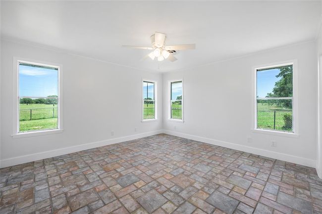 5131 N Us Highway 77, Home with 4 bedrooms, 3 bathrooms and 4 parking in Warda TX | Image 11