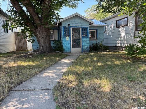 824 Cartier Ave, Moose Jaw, SK, S6H1M1 | Card Image