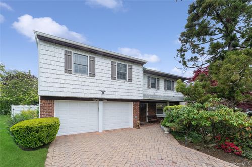 84 Nottingham Rd, New Hyde Park, NY, 11040-2214 | Card Image