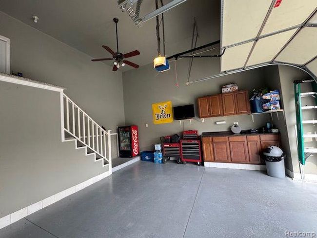 Garage with high ceilings | Image 9