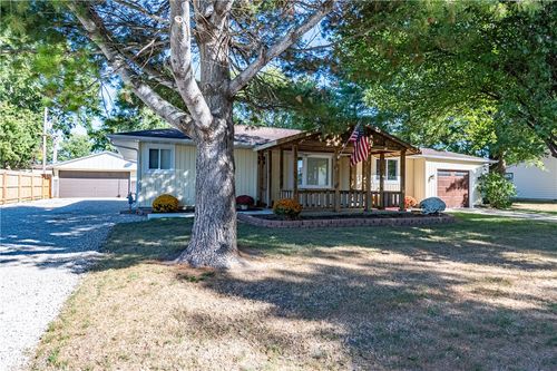 11 Iola Ct, Bethany, IL, 61914-9687 | Card Image