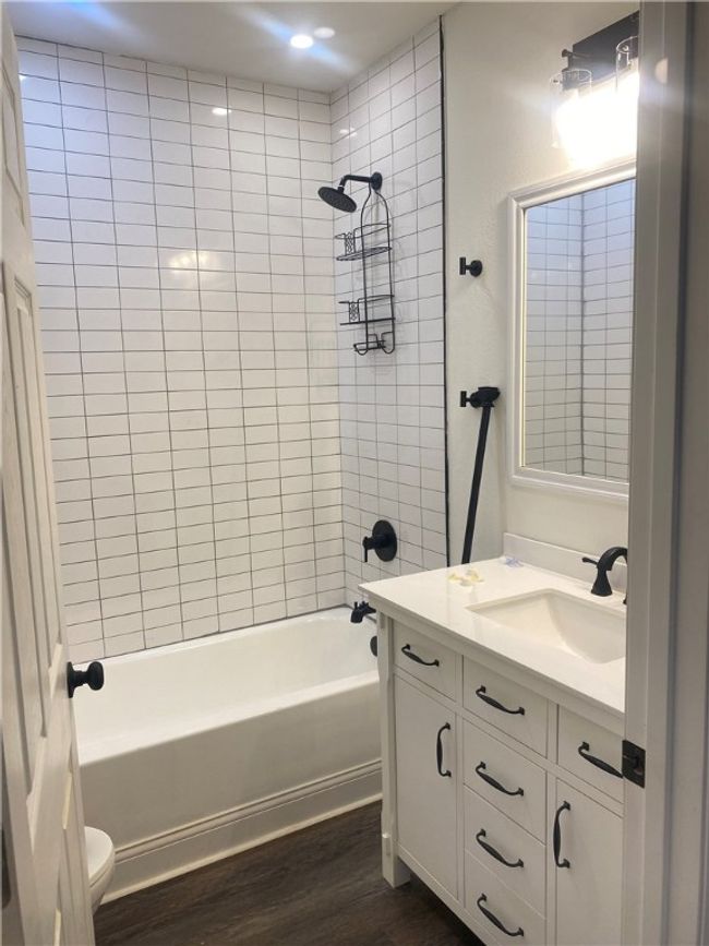 Hallway Bathroom | Image 14