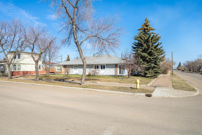 4802 46 Street, Home with 2 bedrooms, 1 bathrooms and 2 parking in Lloydminster SK | Image 20