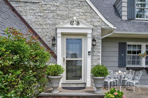 6 Janssen Dr, Manhasset, NY, 11030-1129 | Card Image