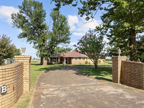 6892 Meridian Rd, Ardmore, OK, 73401-8952 | Card Image