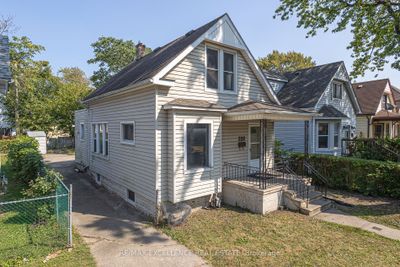 328 Bridge Ave, House other with 3 bedrooms, 1 bathrooms and 2 parking in Windsor ON | Image 2