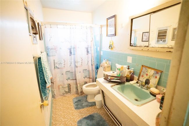 8440 Sw 27 Th Ter, House other with 3 bedrooms, 1 bathrooms and null parking in Miami FL | Image 8