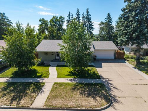 915 W Avenue C, Bismarck, ND, 58501-2452 | Card Image