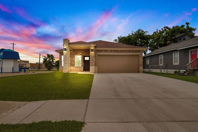 1107 W 2 Nd St, House other with 3 bedrooms, 2 bathrooms and 2 parking in Freeport TX | Image 5