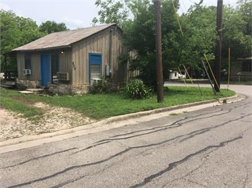 820 Neches St, Lockhart, TX, 78644-3565 | Card Image