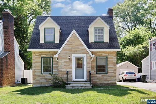 72 Belmar St, Demarest, NJ, 07627-1518 | Card Image