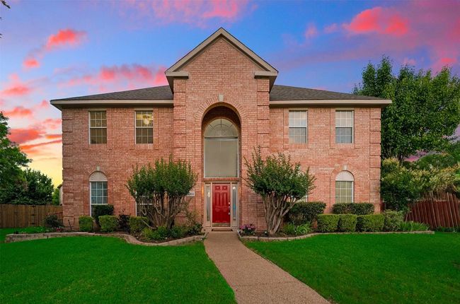 Gorgeous curb appeal on a cul-de-sac | Image 4