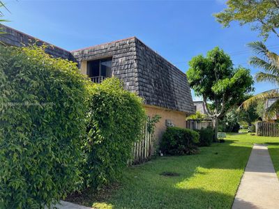 261 - 261 Woodland Rd, Townhouse with 2 bedrooms, 2 bathrooms and null parking in Palm Springs FL | Image 2