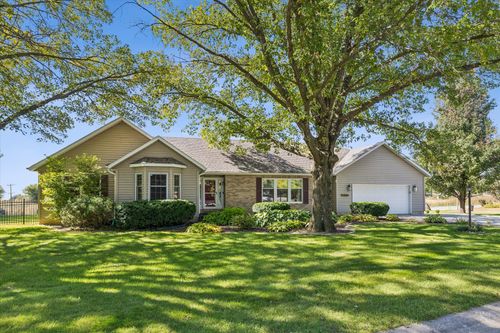 7095 Holdorf Dr, Blue Grass, IA, 52726-9576 | Card Image