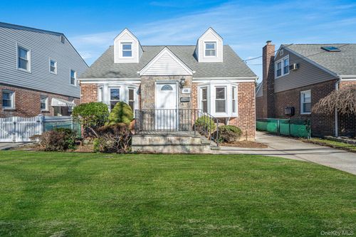 48 Winthrop St, New Hyde Park, NY, 11040-3145 | Card Image