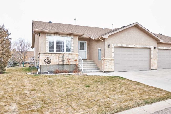 81 Sandstone Place Se, Home with 3 bedrooms, 3 bathrooms and 4 parking in Medicine Hat AB | Image 2