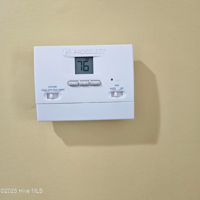 CLOSE UP: ProSelect Thermastat (programmable touch screen) in Hallway | Image 10