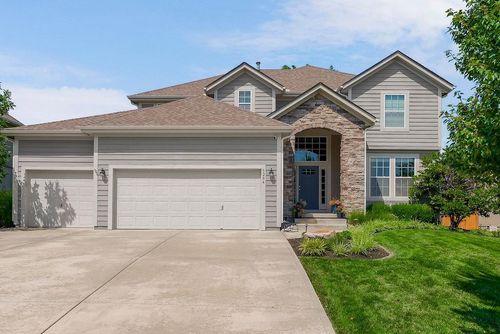 5204 Meadow View Dr, Shawnee, KS, 66226-2500 | Card Image