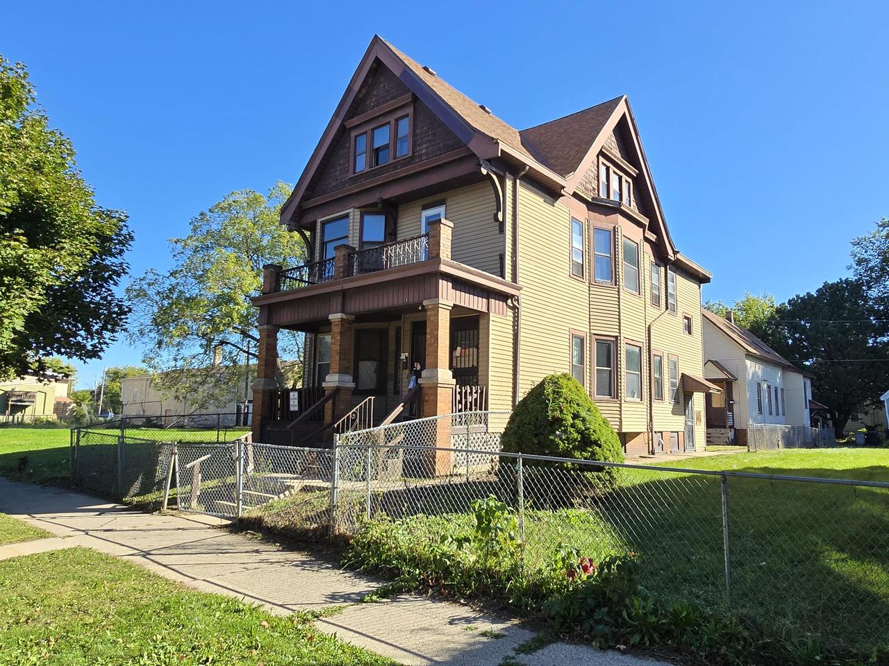 10th St, Milwaukee, WI 53206
