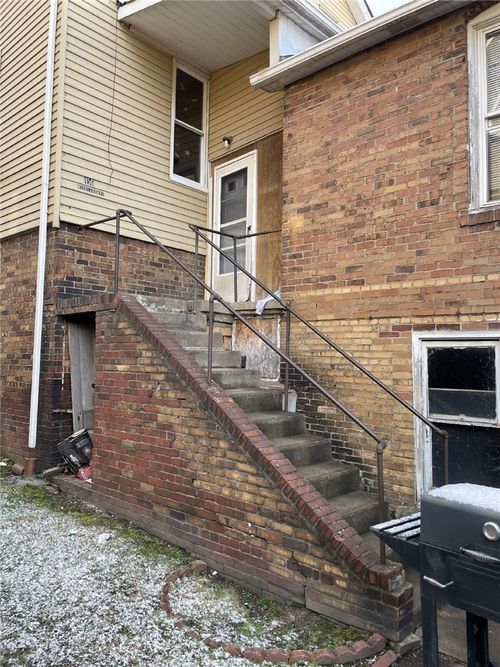 456 Woodlane Ave, Midland, PA, 15059-1336 | Card Image