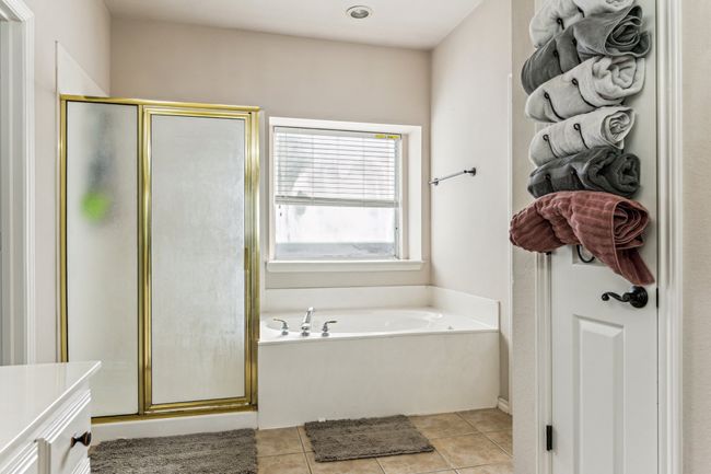 Separate shower and tub | Image 17