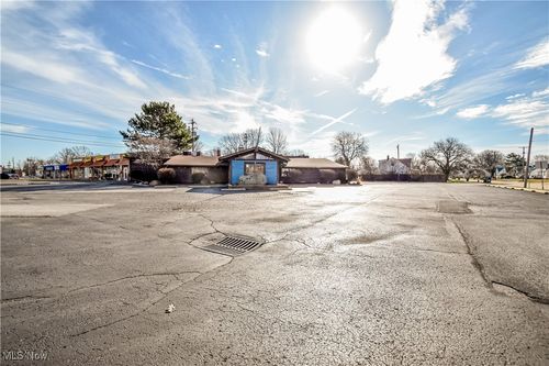 28810 Lake Shore Blvd, Willowick, OH, 44095-4653 | Card Image