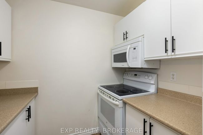 212 - 573 Armstrong Rd, Condo with 2 bedrooms, 1 bathrooms and 1 parking in Kingston ON | Image 11