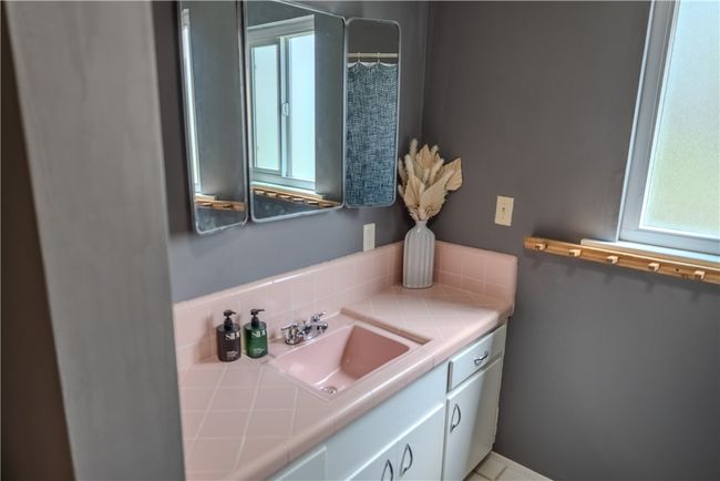 Hallway bathroom | Image 24