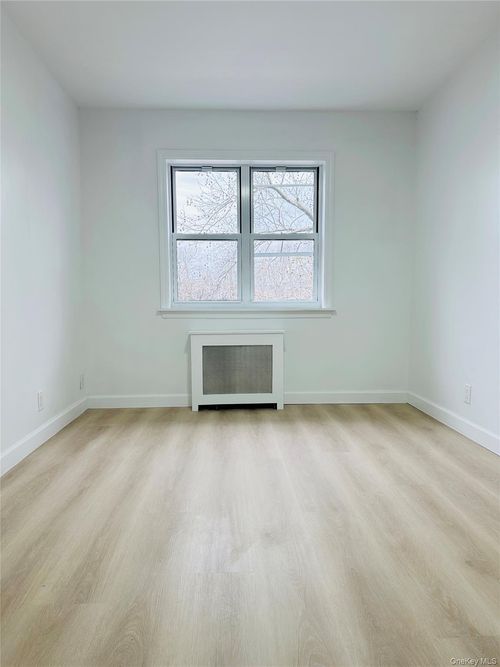 58-15 Clearview Expy, Oakland Gardens, NY, 11364-1712 | Card Image