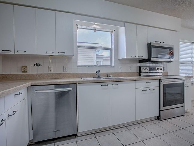 32708 Westwood Loop, House other with 2 bedrooms, 2 bathrooms and null parking in LEESBURG FL | Image 7