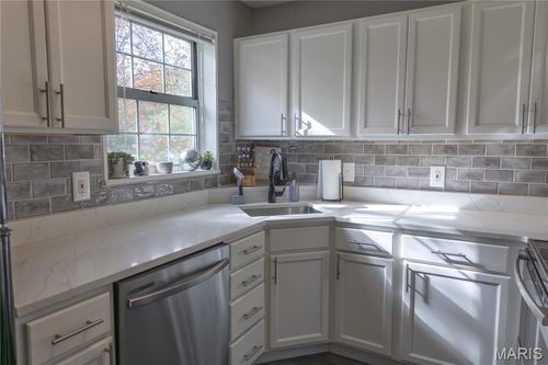 9206 Eager Rd, Brentwood, MO, 63144-1123 | Card Image