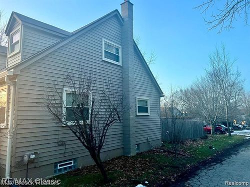 615 Leon Rd, Walled Lake, MI, 48390-3643 | Card Image