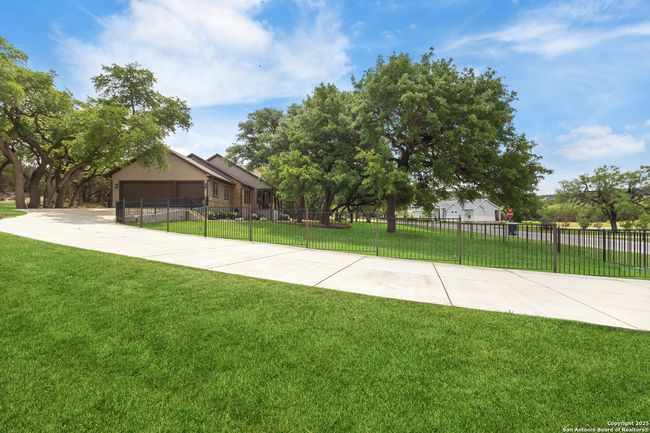 663 Private Road 1712, House other with 3 bedrooms, 3 bathrooms and null parking in Mico TX | Image 10