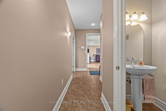 9416 Hickory Dr, House other with 3 bedrooms, 4 bathrooms and 10 parking in Strathroy ON | Image 16