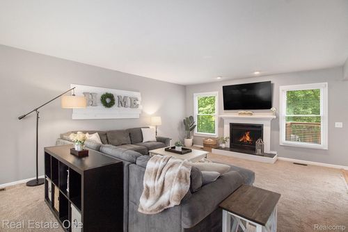 964 Abbey Ln, Milford, MI, 48381-1004 | Card Image