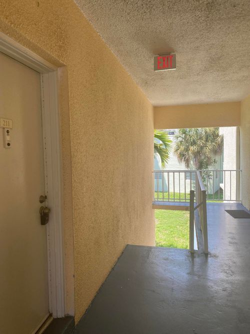 211-409 Executive Center Dr, West Palm Beach, FL, 33401-2903 | Card Image