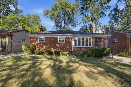 21840 Kenosha St, Oak Park, MI, 48237-2652 | Card Image