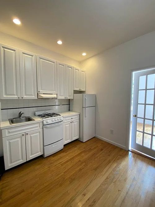 14-247 E 62nd St, New York, NY, 10065-7666 | Card Image