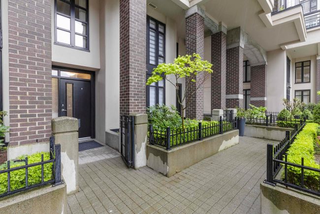 TH2 - 155 W 1 St Street, Townhouse with 2 bedrooms, 2 bathrooms and 2 parking in North Vancouver BC | Image 1